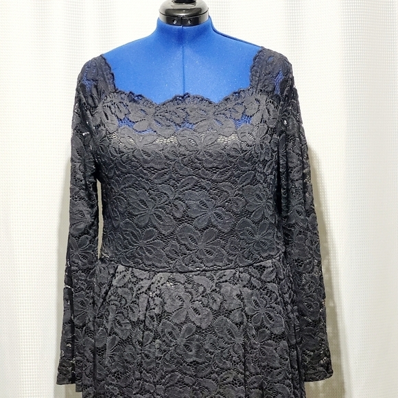 Black Lace Dress with Stretch (L) - Picture 3 of 12